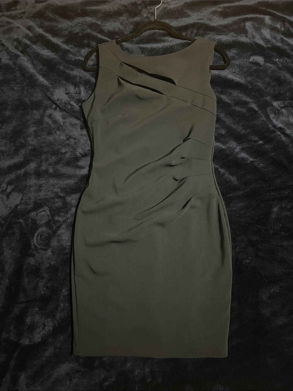 le chateau Black Sleeveless Midi Sheath Dress